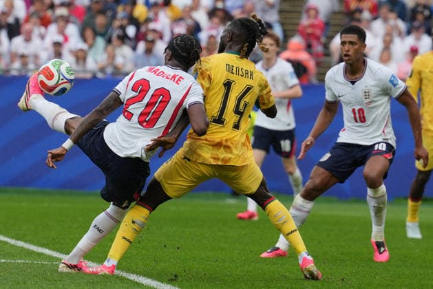 SOCCER - FIFA World Cup, WM, Weltmeisterschaft, Fussball - Group L - England vs. Ghana Photo by IPA ABACAPRESS.COM85995813 - Noni Madueke of England in action against Gideon Mensah of Ghana during the Group L match between England and Ghana at the FIFA World Cup in Boston, USA, on June 23, 2026 Boston  Copyright: xIPAxSport ABACAx