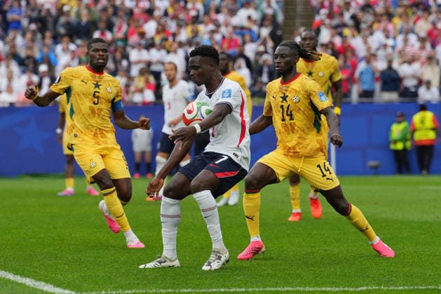 SOCCER - FIFA World Cup, WM, Weltmeisterschaft, Fussball - Group L - England vs. Ghana Photo by IPA ABACAPRESS.COM85995772 - Bukayo Saka of England in action against Gideon Mensah of Ghana and Thomas Partey of Ghana during the Group L match between England and Ghana at the FIFA World Cup in Boston, USA, on June 23, 2026 Boston  Copyright: xIPAxSport ABACAx