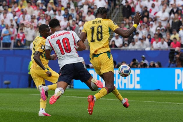 SOCCER - FIFA World Cup, WM, Weltmeisterschaft, Fussball - Group L - England vs. Ghana Photo by IPA ABACAPRESS.COM85995814 - Ismaila Sarr of Senegal in action against Jude Bellingham of England during the Group L match between England and Ghana at the FIFA World Cup in Boston, USA, on June 23, 2026 Boston  Copyright: xIPAxSport ABACAx