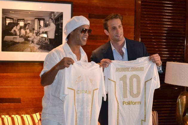 Brazilian soccer star Ronaldinho Gaúcho (L) and Ravenna president Ignazio Cipriani pose with jerseys during the announcement of his return to professional soccer at age 46 with Italian club Ravenna FC in Miami, United States, 23 June 2026. New colors, same smile. Soccer has always been a source of joy for me, and I’m excited to bring that spirit to Ravenna. Let the magic begin! said the international legend during a presentation in South Florida. Ronaldinho announces in Miami that he is returning to professional soccer with the Italian club Ravenna !ACHTUNG: NUR REDAKTIONELLE NUTZUNG!  Copyright: xAntonixBelchix AME3858 20260624-55020689019_1