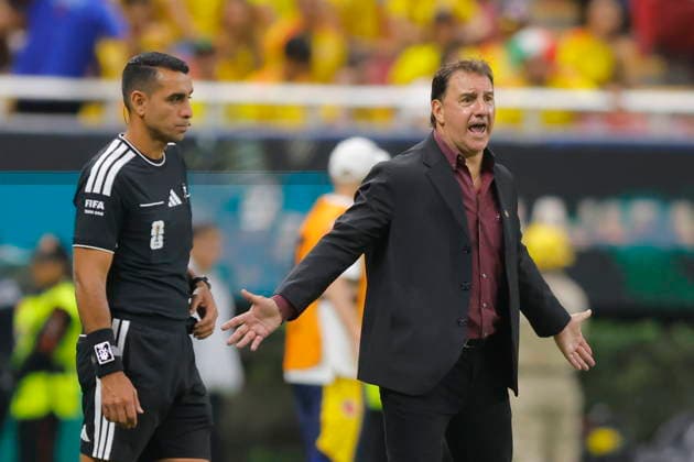 FIFA World Cup, WM, Weltmeisterschaft, Fussball 2026 - Group K - Colombia vs DR Congo Colombia s head coach, Nestor Lorenzo, gives instructions during a FIFA World Cup 2026 Group K soccer match between Colombia and DR Congo in Guadalajara, Mexico, 23 June 2026. GUADALAJARA Mexico  Copyright: xFRANCISCOxGUASCOx