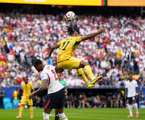 Antoine Semenyo (Ghana, 11) steigt ueber Ezri Konsa (England, 2) zum Kopfball hoch. USA, FIFA Weltmeisterschaft, England vs Ghana, Boston, 23.06.2026 USA, FIFA Weltmeisterschaft, England vs Ghana, Boston, 23.06.2026 Boston *** Antoine Semenyo (Ghana, No. 11) jumps over Ezri Konsa (England, No. 2) to head the ball. USA, FIFA World Cup, England vs. Ghana, Boston, June 23, 2026, USA, FIFA World Cup, England vs. Ghana, Boston, June 23, 2026, Boston,detected_source_language Copyright: xEibner-Pressefoto ScottxColemanx EP_SCN