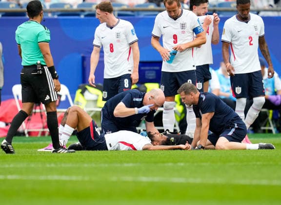 Betreuer der englischen Nationalmannschaft kuemmern sich nach einem Zusammenprall um Reece James (England, 24). USA, FIFA Weltmeisterschaft, England vs Ghana, Boston, 23.06.2026 USA, FIFA Weltmeisterschaft, England vs Ghana, Boston, 23.06.2026 Boston *** Members of the England national teams medical staff tend to Reece James after a collision. England, 24, USA, FIFA World Cup, England vs. Ghana, Boston, June 23, 2026, USA, FIFA World Cup, England vs. Ghana, Boston, June 23, 2026, Boston,detected_source_language Copyright: xEibner-Pressefoto ScottxColemanx EP_SCN