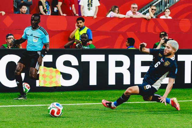 TORONTO, ON - JUNE 23: Midfielder Cristian Martinez (6) of Panama prepares to slide to keep the ball in play during the second half of the FIFA World Cup, WM, Weltmeisterschaft, Fussball 2026 Group L match between Panama and Croatia on June 23, 2026, at Toronto Stadium in Toronto, ON. (Photo by Mathew Tsang Icon Sportswire) SOCCER: JUN 23 FIFA World Cup 26 Group L - Panama vs Croatia EDITORIAL USE ONLY Icon260623023
