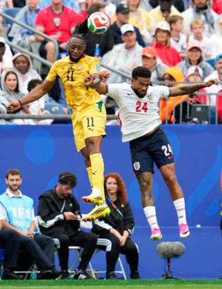 Antoine Semenyo (Ghana, 11) und Reece James (England, 24) steigen zum Kopfballduell hoch. USA, FIFA Weltmeisterschaft, England vs Ghana, Boston, 23.06.2026 USA, FIFA Weltmeisterschaft, England vs Ghana, Boston, 23.06.2026 Boston *** Antoine Semenyo of Ghana, 11, and Reece James of England, 24, jump for a header duel. USA, FIFA World Cup, England vs. Ghana, Boston, June 23, 2026, USA, FIFA World Cup, England vs. Ghana, Boston, June 23, 2026, Boston,detected_source_language Copyright: xEibner-Pressefoto ScottxColemanx EP_SCN