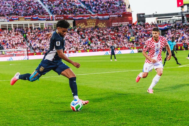 TORONTO, ON - JUNE 23: Defender Carlos Harvey (14) of Panama prepares to kick the ball as forward Andrej Kramaric (9) of Croatia looks on during the second half of the FIFA World Cup, WM, Weltmeisterschaft, Fussball 2026 Group L match between Panama and Croatia on June 23, 2026, at Toronto Stadium in Toronto, ON. (Photo by Mathew Tsang Icon Sportswire) SOCCER: JUN 23 FIFA World Cup 26 Group L - Panama vs Croatia EDITORIAL USE ONLY Icon260623038
