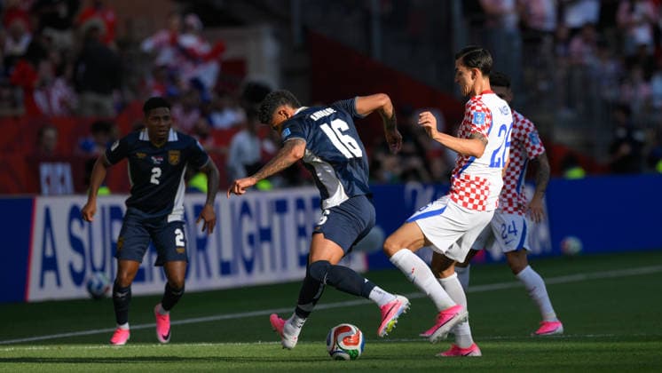 June 23, 2026, Toronto, Ontario, Canada: Andres Andrade ( 16) of Panama and Martin Erlic ( 26) of Croatia battle for the ball during the 2026 FIFA World Cup, WM, Weltmeisterschaft, Fussball game between Panama and Croatia at Toronto Stadium. Croatia won the match 1-0. Sports News - June 23, 2026  - ZUMAv136 20260623_zsp_v136_018 Copyright: xJeffxVoganx