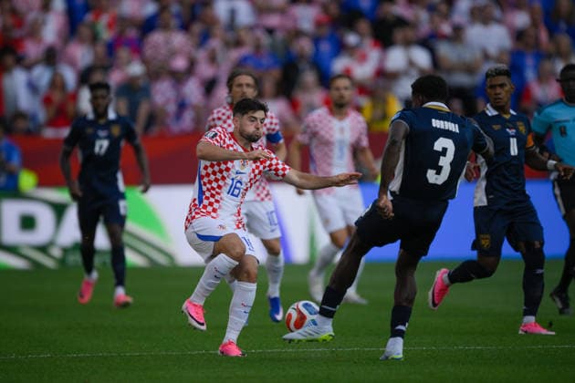 June 23, 2026, Toronto, Ontario, Canada: Lovro Majer ( 16) of Croatia challenges Jose Cordoba ( 3) of Panama during the 2026 FIFA World Cup, WM, Weltmeisterschaft, Fussball game between Panama and Croatia at Toronto Stadium. Croatia won the match 1-0. Sports News - June 23, 2026  - ZUMAv136 20260623_zsp_v136_021 Copyright: xJeffxVoganx