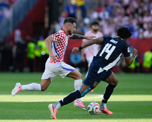 June 23, 2026, Toronto, Ontario, Canada: Dion Drena Beljo ( 24) of Croatia is pursued by Andres Andrade ( 16) of Panama during the 2026 FIFA World Cup, WM, Weltmeisterschaft, Fussball game between Panama and Croatia at Toronto Stadium. Croatia won the match 1-0. Sports News - June 23, 2026  - ZUMAv136 20260623_zsp_v136_037 Copyright: xJeffxVoganx