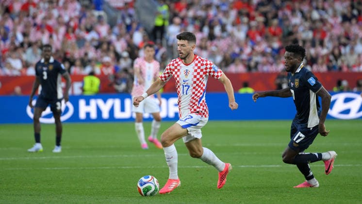 June 23, 2026, Toronto, Ontario, Canada: Bruno Petkovic ( 17) of Croatia is pursued by Jose Fajardo ( 17) of Panama during the 2026 FIFA World Cup, WM, Weltmeisterschaft, Fussball game between Panama and Croatia at Toronto Stadium. Croatia won the match 1-0. Sports News - June 23, 2026  - ZUMAv136 20260623_zsp_v136_046 Copyright: xJeffxVoganx
