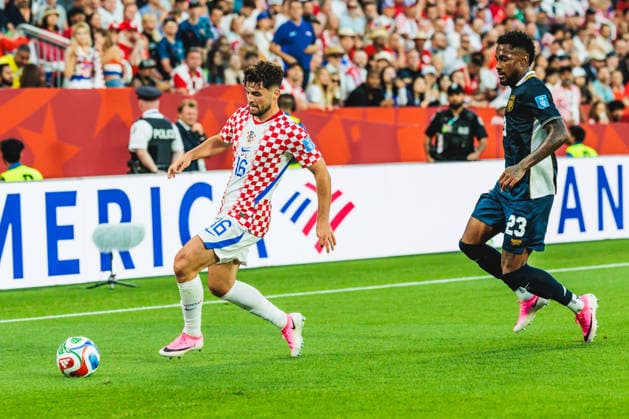 TORONTO, ON - JUNE 23: Midfielder Martin Baturina (16) of Croatia is seen with the ball as defender Amir Murillo (23) of Panama gives chase during the second half of the FIFA World Cup, WM, Weltmeisterschaft, Fussball 2026 Group L match between Panama and Croatia on June 23, 2026, at Toronto Stadium in Toronto, ON. (Photo by Mathew Tsang Icon Sportswire) SOCCER: JUN 23 FIFA World Cup 26 Group L - Panama vs Croatia EDITORIAL USE ONLY Icon260623047