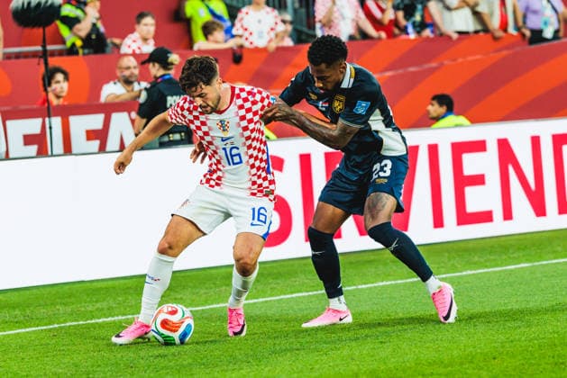TORONTO, ON - JUNE 23: Midfielder Martin Baturina (16) of Croatia protects the ball as defender Amir Murillo (23) of Panama attacks during the second half of the FIFA World Cup, WM, Weltmeisterschaft, Fussball 2026 Group L match between Panama and Croatia on June 23, 2026, at Toronto Stadium in Toronto, ON. (Photo by Mathew Tsang Icon Sportswire) SOCCER: JUN 23 FIFA World Cup 26 Group L - Panama vs Croatia EDITORIAL USE ONLY Icon260623048