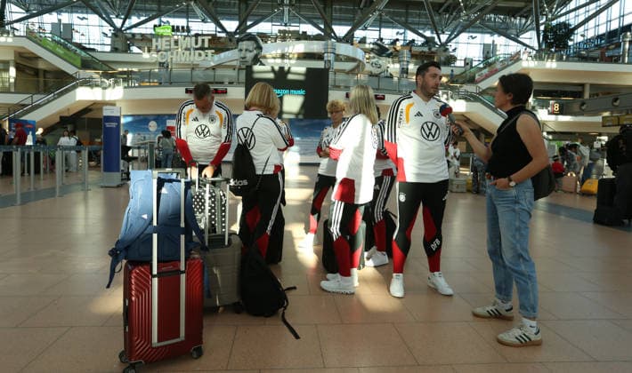 Abreise der deutschen Walking-Football-Nationalmannschaft zur UEFA Walking Football EURO Cup 2026, der ersten offiziellen Europameisterschaft in der Fußball-Variante in Nyon. Der Hamburger Fußball-Verband (HFV) stellte das DFB-Team für die Veranstaltung vom 24. bis 26. Juni. Die Abreise erfolgte am Mittwochmorgen vom Hamburg Airport Helmut Schmidt in Richtung Frankfurt. Von dort aus ging es dann nach Nyon. Im Bild: Teammanager Jean Künzel (r.) beim Interview mit dem Hörfunksender NDR 90,3. Fuhlsbüttel Hamburg *** Departure of the German Walking Football National Team for the 2026 UEFA Walking Football EURO Cup, the first official European Championship in this variation of soccer, in Nyon. The Hamburg Soccer Association (HFV) fielded the DFB team for the event, which took place from June 24 to 26. The team departed on Wednesday morning from Hamburg’s Helmut Schmidt Airport, heading for Frankfurt. From there, they traveled on to Nyon. Pictured