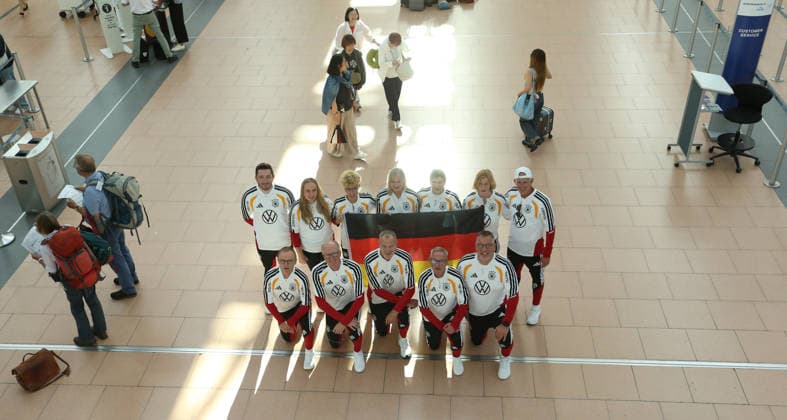 Abreise der deutschen Walking-Football-Nationalmannschaft zur UEFA Walking Football EURO Cup 2026, der ersten offiziellen Europameisterschaft in der Fußball-Variante in Nyon. Der Hamburger Fußball-Verband (HFV) stellte das DFB-Team für die Veranstaltung vom 24. bis 26. Juni. Die Abreise erfolgte am Mittwochmorgen vom Hamburg Airport Helmut Schmidt in Richtung Frankfurt. Von dort aus ging es dann nach Nyon. Im Bild: Das Team posiert vor dem Abflug im Terminal 2. Fuhlsbüttel Hamburg *** Departure of the German Walking Football National Team for the 2026 UEFA Walking Football EURO Cup, the first official European Championship in this variation of soccer, in Nyon. The Hamburg Soccer Association (HFV) fielded the DFB team for the event taking place from June 24 to 26. The team departed on Wednesday morning from Hamburg’s Helmut Schmidt Airport bound for Frankfurt. From there, they traveled on to Nyon. Pictured