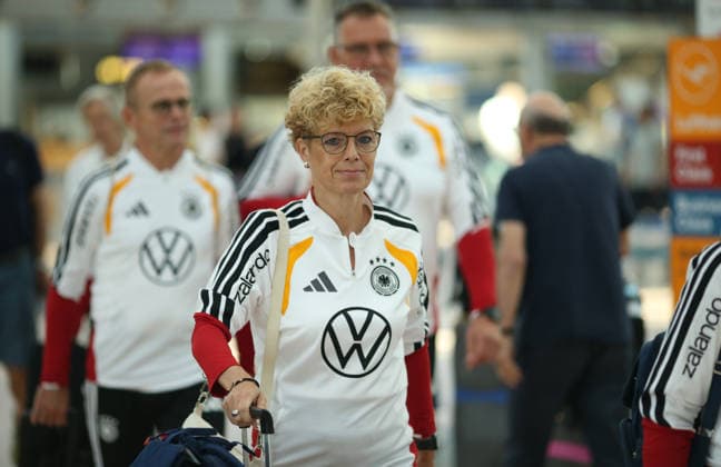 Abreise der deutschen Walking-Football-Nationalmannschaft zur UEFA Walking Football EURO Cup 2026, der ersten offiziellen Europameisterschaft in der Fußball-Variante in Nyon. Der Hamburger Fußball-Verband (HFV) stellte das DFB-Team für die Veranstaltung vom 24. bis 26. Juni. Die Abreise erfolgte am Mittwochmorgen vom Hamburg Airport Helmut Schmidt in Richtung Frankfurt. Von dort aus ging es dann nach Nyon. Im Bild vorne: Petra Schneemann. Fuhlsbüttel Hamburg *** Departure of the German Walking Football National Team for the 2026 UEFA Walking Football EURO Cup, the first official European Championship in this variation of soccer, held in Nyon. The Hamburg Soccer Association (HFV) fielded the DFB team for the event, which took place from June 24 to 26. The team departed on Wednesday morning from Hamburg’s Helmut Schmidt Airport, heading for Frankfurt. From there, they traveled on to Nyon. Pictured in the foreground is Petra Schneemann from Fuhlsbüttel, Hamburg.,detected_source_language