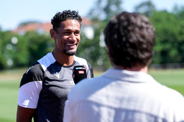 Yannick Osee (SVS, 13), mit Mikrofon beim Interview zum Saisonauftakt vor dem Training, TV, Fernsehen, Einzelbild, Einzelfoto, Aktion, Action, 24.06.2026, Sandhausen (Deutschland), Fussball, Regionalliga Südwest, Trainingsauftakt beim SV Sandhausen *** Yannick Osee (SVS), 13, holding a microphone during an interview at the start of the season before practice; TV, television, still image, single photo, action, June 24, 2026, Sandhausen, Germany; soccer, Regionalliga Südwest; start of training at SV Sandhausen,detected_source_language xozx
