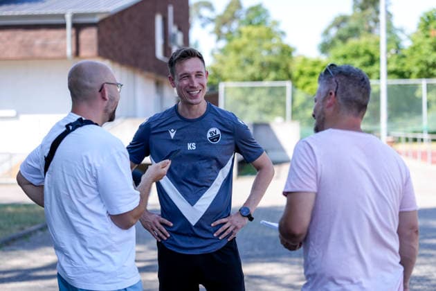 Kevin Stotz (Trainer, Cheftrainer, SVS), beim Interview zum Saisonauftakt vor dem Training, Einzelbild, Einzelfoto, Aktion, Action, 24.06.2026, Sandhausen (Deutschland), Fussball, Regionalliga Südwest, Trainingsauftakt beim SV Sandhausen *** Kevin Stotz, Coach, Head Coach, SVS, during an interview at the start of the season before practice; single frame, single photo, action shot, June 24, 2026, Sandhausen, Germany; soccer; Regionalliga Südwest; start of training at SV Sandhausen,detected_source_language xozx