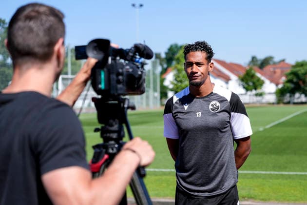 Yannick Osee (SVS, 13), beim Interview zum Saisonauftakt vor dem Training, TV, Fernsehen, Einzelbild, Einzelfoto, Aktion, Action, 24.06.2026, Sandhausen (Deutschland), Fussball, Regionalliga Südwest, Trainingsauftakt beim SV Sandhausen *** Yannick Osee (SVS), 13, being interviewed at the start of the season before practice; TV, television, still image, single photo, action, June 24, 2026, Sandhausen, Germany; soccer, Regionalliga Südwest; start of training at SV Sandhausen,detected_source_language xozx