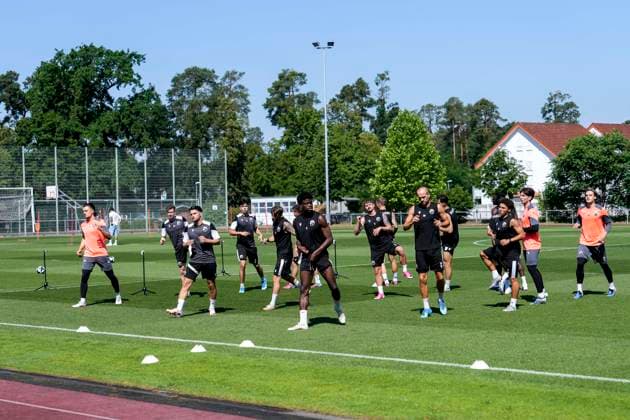 Spieler vom SV Sandhausen (SVS) beim gemeinsamen Aufwärmen, gemeinsames Aufwärmprogramm, Warmlaufen, Training, Übungseinheit, Aktion, Action, 24.06.2026, Sandhausen (Deutschland), Fussball, Regionalliga Südwest, Trainingsauftakt beim SV Sandhausen *** SV Sandhausen (SVS) players warming up together, group warm-up routine, warm-up, training, practice session, action, June 24, 2026, Sandhausen, Germany, soccer, Regionalliga Südwest, start of training at SV Sandhausen,detected_source_language xozx