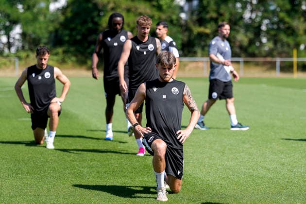 Tim Korzuschek (SVS, 18), Spieler vom SV Sandhausen (SVS) beim gemeinsamen Aufwärmen, gemeinsames Aufwärmprogramm, Warmlaufen, Training, Übungseinheit, Aktion, Action, 24.06.2026, Sandhausen (Deutschland), Fussball, Regionalliga Südwest, Trainingsauftakt beim SV Sandhausen *** Tim Korzuschek SVS, 18, SV Sandhausen player, SVS during a group warm-up, group warm-up routine, warm-up, training, practice session, action, June 24, 2026, Sandhausen, Germany, soccer, Regionalliga Südwest, start of training at SV Sandhausen,detected_source_language xozx
