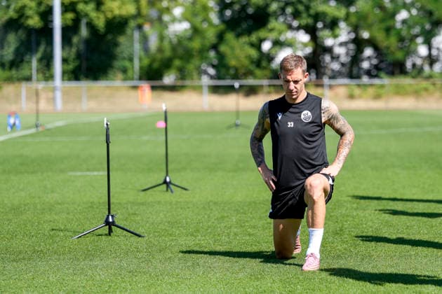 Marco Kehl-Gomez (SVS, 33), Spieler vom SV Sandhausen (SVS) beim gemeinsamen Aufwärmen, gemeinsames Aufwärmprogramm, Warmlaufen, Training, Übungseinheit, Aktion, Action, 24.06.2026, Sandhausen (Deutschland), Fussball, Regionalliga Südwest, Trainingsauftakt beim SV Sandhausen *** Marco Kehl Gomez SVS, 33, SV Sandhausen player, during a group warm-up, group warm-up routine, warming up, training, practice session, action, June 24, 2026, Sandhausen, Germany, soccer, Regionalliga Südwest, start of training at SV Sandhausen,detected_source_language xozx