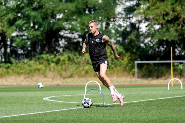 Marco Kehl-Gomez (SVS, 33), am Ball, Freisteller, Ganzkörper, Einzelbild, Einzelfoto, Aktion, Action, 24.06.2026, Sandhausen (Deutschland), Fussball, Regionalliga Südwest, Trainingsauftakt beim SV Sandhausen *** Marco Kehl Gomez (SVS), 33, with the ball, full-body shot, single image, single photo, action, June 24, 2026, Sandhausen, Germany, soccer, Regionalliga Südwest, start of training at SV Sandhausen,detected_source_language xozx