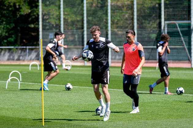 v.li.: Ken Gipson (SVS, 24), Arthur Lyska (Torwart, SVS, 1), Spieler vom SV Sandhausen (SVS) beim gemeinsamen Aufwärmen, gemeinsames Aufwärmprogramm, Warmlaufen, Training, Übungseinheit, Aktion, Action, 24.06.2026, Sandhausen (Deutschland), Fussball, Regionalliga Südwest, Trainingsauftakt beim SV Sandhausen *** From left xozx