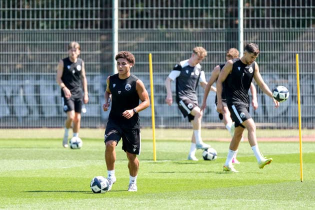 Spieler vom SV Sandhausen (SVS), vorne mit Yanis Outman (SVS, 17), beim gemeinsamen Aufwärmen, gemeinsames Aufwärmprogramm, Warmlaufen, Training, Übungseinheit, Aktion, Action, 24.06.2026, Sandhausen (Deutschland), Fussball, Regionalliga Südwest, Trainingsauftakt beim SV Sandhausen *** SV Sandhausen (SVS) players, with Yanis Outman (SVS), 17, in the foreground, warming up together; group warm-up routine; warm-up; training; practice session; action; June 24, 2026, Sandhausen, Germany, soccer, Regionalliga Südwest, start of training at SV Sandhausen,detected_source_language xozx