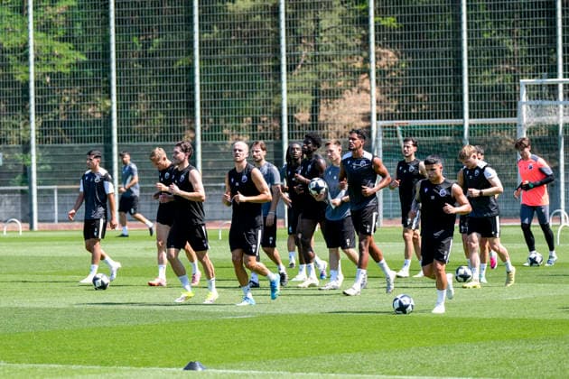 Spieler vom SV Sandhausen (SVS) beim gemeinsamen Aufwärmen, gemeinsames Aufwärmprogramm, Warmlaufen, Training, Übungseinheit, Aktion, Action, 24.06.2026, Sandhausen (Deutschland), Fussball, Regionalliga Südwest, Trainingsauftakt beim SV Sandhausen *** SV Sandhausen (SVS) players warming up together, group warm-up routine, warm-up, training, practice session, action, June 24, 2026, Sandhausen, Germany, soccer, Regionalliga Südwest, start of training at SV Sandhausen,detected_source_language xozx