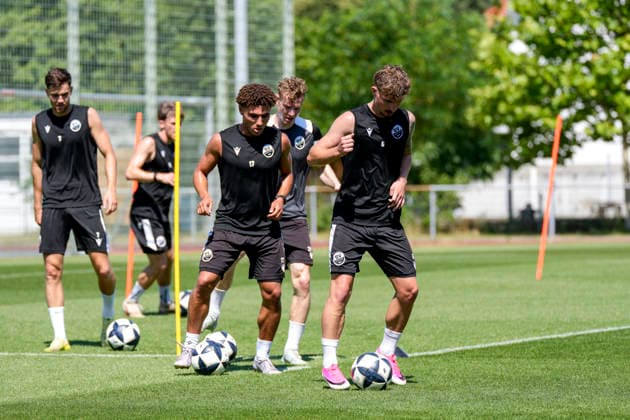 v.li.: David Mamutovic (SVS, 7), Yanis Outman (SVS, 17), Ken Gipson (SVS, 24), Niklas Tarnat (SVS, 6), Spieler vom SV Sandhausen (SVS) beim gemeinsamen Aufwärmen, gemeinsames Aufwärmprogramm, Warmlaufen, Training, Übungseinheit, Aktion, Action, 24.06.2026, Sandhausen (Deutschland), Fussball, Regionalliga Südwest, Trainingsauftakt beim SV Sandhausen *** From left xozx