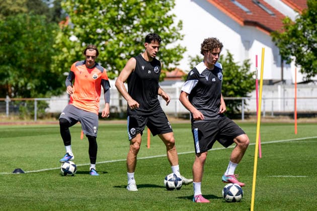 v.li.: Noah Loos (Torwart, SVS, 40), Lukas Mazagg (SVS, 21), Batu Jonathan Akgöz (SVS, 45), Spieler vom SV Sandhausen (SVS) beim gemeinsamen Aufwärmen, gemeinsames Aufwärmprogramm, Warmlaufen, Training, Übungseinheit, Aktion, Action, 24.06.2026, Sandhausen (Deutschland), Fussball, Regionalliga Südwest, Trainingsauftakt beim SV Sandhausen *** From left xozx