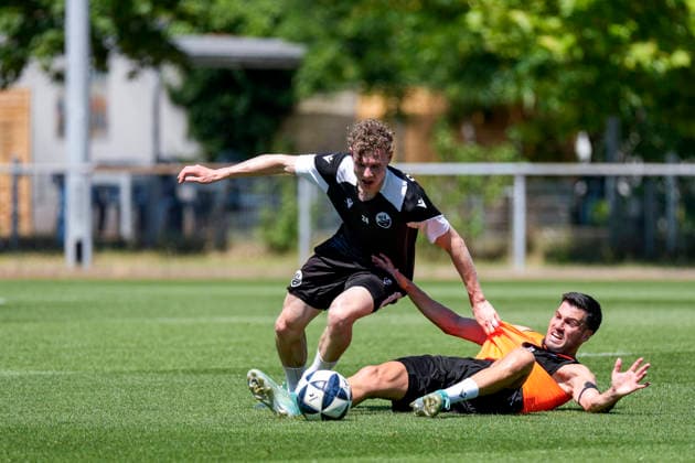 v.li.: Ken Gipson (SVS, 24), Mert Tasdelen (SVS, 11), Zweikampf, Spielszene, Duell, duel, tackle, tackling, Dynamik, Action, Aktion, 24.06.2026, Sandhausen (Deutschland), Fussball, Regionalliga Südwest, Trainingsauftakt beim SV Sandhausen *** v li Ken Gipson SVS, 24, Mert Tasdelen SVS, 11, tackle, game scene, duel, tackle, tackling, dynamics, action, 24 06 2026, Sandhausen, Germany, soccer, Regionalliga Südwest, start of training at SV Sandhausen,detected_source_language xozx