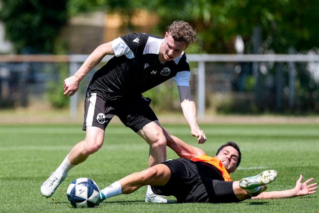 v.li.: Ken Gipson (SVS, 24), Mert Tasdelen (SVS, 11), Zweikampf, Spielszene, Duell, duel, tackle, tackling, Dynamik, Action, Aktion, 24.06.2026, Sandhausen (Deutschland), Fussball, Regionalliga Südwest, Trainingsauftakt beim SV Sandhausen *** v li Ken Gipson SVS, 24, Mert Tasdelen SVS, 11, tackle, game scene, duel, tackle, tackling, dynamics, action, 24 06 2026, Sandhausen, Germany, soccer, Regionalliga Südwest, start of training at SV Sandhausen,detected_source_language xozx