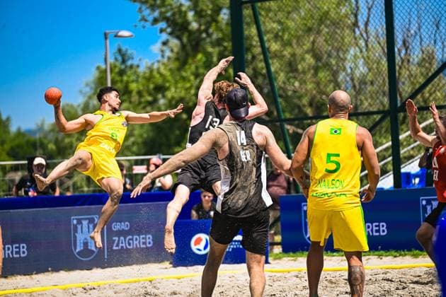 Ein brasilianischer Spieler ( 8) springt dynamisch zum Wurf und wird von zwei deutschen Abwehrspielern ( 13 und 14; GER) geblockt. Im Hintergrund ist ein weiterer brasilianischer Spieler ( 5, Nailson) zu sehen. IHF Beach Handball World Championship, WM, Weltmeisterschaft 2026, 23.06.2026, Zagreb, Jarun See *** A Brazilian player (No. 8) leaps dynamically to take a shot and is blocked by two German defenders (Nos. 13 and 14 GER). In the background, another Brazilian player (No. 5), Nailson, can be seen. 2026 IHF Beach Handball World Championship, June 23, 2026, Zagreb, Lake Jarun,detected_source_language Copyright: xspeedshotx xDorianfrickx