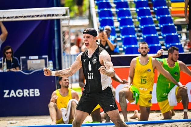 Lars Zelser ( 6; Deutschland Beachhandball Nationalmannschaft) reißt die Fäuste hoch und jubelt lautstark auf dem Sandplatz am Jarun See in Zagreb. Im Hintergrund sind Gegenspieler in gelb-grünen Trikots zu sehen. IHF Beach Handball World Championship, WM, Weltmeisterschaft 2026, 23.06.2026, Zagreb, Jarun See *** Lars Zelser 6 Copyright: xspeedshotx xDorianfrickx