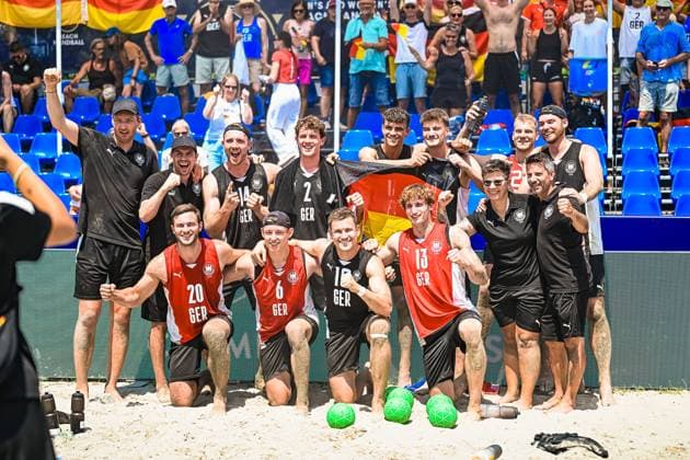 Die deutsche Beachhandball-Nationalmannschaft der Männer feiert gemeinsam auf dem Sand am Jarun See in Zagreb. Oliver Middell ( 20), Lars Zelser ( 6), Severin Henrich ( 13) sowie Hendrik Prahst ( 14) und Lennart Wörmann ( 2) jubeln mit Deutschlandfahne vor begeisterten Fans. IHF Beach Handball World Championship, WM, Weltmeisterschaft 2026, 23.06.2026, Zagreb, Jarun See *** The German mens national beach handball team celebrates together on the sand at Lake Jarun in Zagreb Copyright: xspeedshotx xDorianfrickx