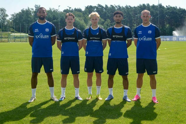 24.06.2026, Trainingsplatz, Meppen, GER, Fußball, 3. Liga: Trainingsauftakt des SV Meppen, die Neuzugänge, von links: Cyrill Akono (SV Meppen 9), Ols Backhaus (SV Meppen 21), Luca Prasse (SV Meppen 31), Kasra Ghawilu (SV Meppen 10) und Jannic Ehlers (SV Meppen 17) DFL REGULATIONS PROHIBIT ANY USE OF PHOTOGRAPHS AS IMAGE SEQUENCES AND OR QUASI-VIDEO. Meppen Niedersachsen Deutschland Trainingsplatz *** June 24, 2026, Training Field, Meppen, GER, Soccer, 3rd Division