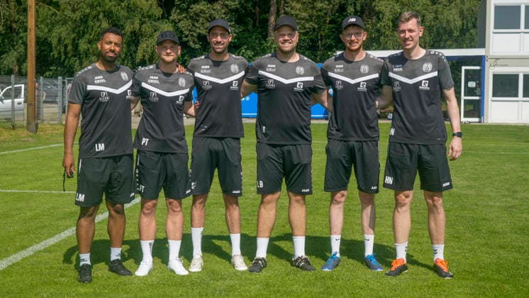 24.06.2026, Trainingsplatz, Meppen, GER, Fußball, 3. Liga: Trainingsauftakt des SV Meppen, das Trainer-Team, von links: Lorenzo Müller (Co-Trainer Analyse), Patrick Theodor (TW-Trainer), Steffen Puttkammer (Co-Trainer, Lucas Beniermann (Cheftrainer), Thorben Kampel (Athletiktrainer), Hannes Niemann (Physiotherapeut) DFL REGULATIONS PROHIBIT ANY USE OF PHOTOGRAPHS AS IMAGE SEQUENCES AND OR QUASI-VIDEO. Meppen Niedersachsen Deutschland Trainingsplatz *** June 24, 2026, Training Field, Meppen, GER, Soccer, 3rd Division