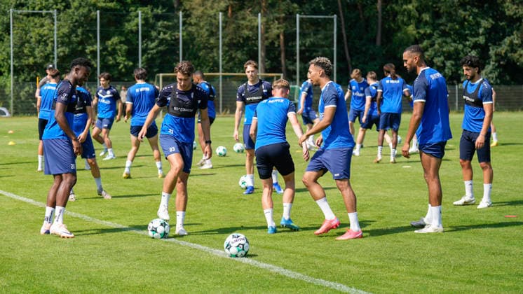 24.06.2026, Trainingsplatz, Meppen, GER, Fußball, 3. Liga: Trainingsauftakt des SV Meppen, Übungsszene mit Niclas Wessels (SV Meppen 23) links am Ball, ganz links ist Nikell Touglo (SV Meppen 20) DFL REGULATIONS PROHIBIT ANY USE OF PHOTOGRAPHS AS IMAGE SEQUENCES AND OR QUASI-VIDEO. Meppen Niedersachsen Deutschland Trainingsplatz *** June 24, 2026, Training Field, Meppen, GER, Soccer, 3rd Division