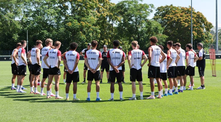 Stuttgart , Fußball VfB Stuttgart II Trainingsauftakt, Trainer Nico Willig (Mitte) bei der Ansprache an die Mannschaft *** Stuttgart, Soccer