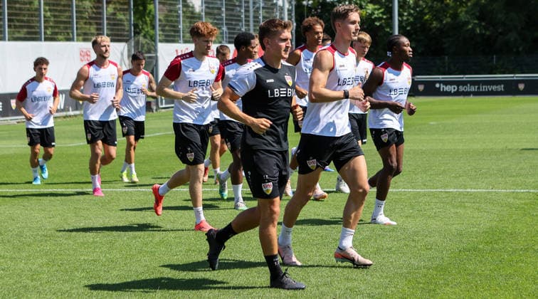 Stuttgart , Fußball VfB Stuttgart II Trainingsauftakt, Wamlaufen, vorne v.l. Timm Zudrell und Neuzugang Oliver Rölke *** Stuttgart, Soccer