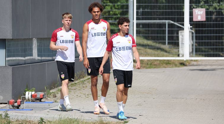 Stuttgart , Fußball VfB Stuttgart II Trainingsauftakt, v.l. Julian Lüers, Nuha Jatta, Neno Zezelj *** Stuttgart, Soccer