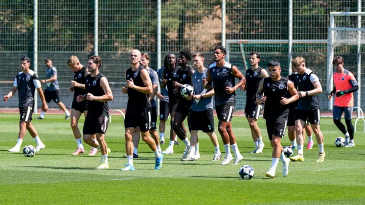 Spieler vom SV Sandhausen (SVS) beim gemeinsamen Aufwärmen, gemeinsames Aufwärmprogramm, Warmlaufen, Training, Übungseinheit, Aktion, Action, 24.06.2026, Sandhausen (Deutschland), Fussball, Regionalliga Südwest, Trainingsauftakt beim SV Sandhausen *** SV Sandhausen (SVS) players warming up together, group warm-up routine, warm-up, training, practice session, action, June 24, 2026, Sandhausen, Germany, soccer, Regionalliga Südwest, start of training at SV Sandhausen,detected_source_language xozx