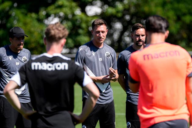Kevin Stotz, coach and head coach of SVS, gives instructions to his players, gesturing with his arms; single frame, single photo, action, June 24, 2026, Sandhausen, Germany, soccer, Regionalliga Südwest, start of training at SV Sandhausen,detected_source_language xozx