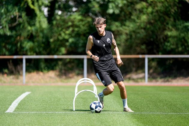 Tim Korzuschek (SVS, 18, Neuzugang), am Ball, Freisteller, Ganzkörper, Einzelbild, Einzelfoto, Aktion, Action, 24.06.2026, Sandhausen (Deutschland), Fussball, Regionalliga Südwest, Trainingsauftakt beim SV Sandhausen *** Tim Korzuschek SVS, 18, new signing, on the ball, cutout, full-body, single frame, single photo, action, June 24, 2026, Sandhausen, Germany, soccer, Regionalliga Südwest, start of training at SV Sandhausen,detected_source_language xozx