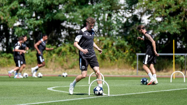 Ken Gipson (SVS, 24), am Ball, Freisteller, Ganzkörper, Einzelbild, Einzelfoto, Aktion, Action, 24.06.2026, Sandhausen (Deutschland), Fussball, Regionalliga Südwest, Trainingsauftakt beim SV Sandhausen *** Ken Gipson SVS, 24, on the ball, cutout, full-body, single frame, single photo, action, June 24, 2026, Sandhausen, Germany, soccer, Regionalliga Südwest, start of training at SV Sandhausen,detected_source_language xozx