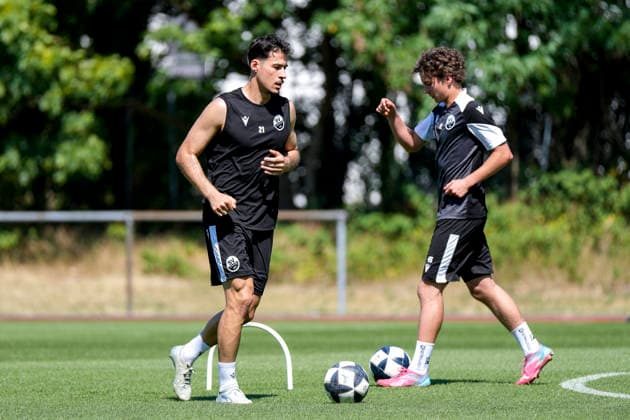 v.li.: Lukas Mazagg (SVS, 21, Neuzugang), Batu Jonathan Akgöz (SVS, 45), Spieler vom SV Sandhausen (SVS), 24.06.2026, Sandhausen (Deutschland), Fussball, Regionalliga Südwest, Trainingsauftakt beim SV Sandhausen *** From left xozx