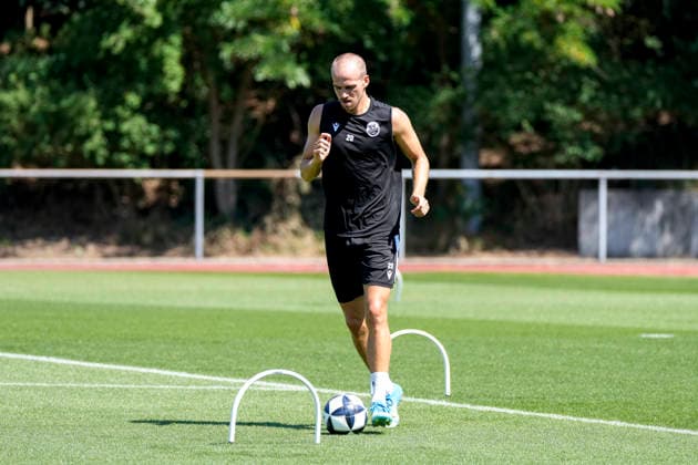 Phil Halbauer (SVS, 20), am Ball, Freisteller, Ganzkörper, Einzelbild, Einzelfoto, Aktion, Action, 24.06.2026, Sandhausen (Deutschland), Fussball, Regionalliga Südwest, Trainingsauftakt beim SV Sandhausen *** Phil Halbauer SVS, 20, on the ball, cutout, full-body, single frame, single photo, action, June 24, 2026, Sandhausen, Germany, soccer, Regionalliga Südwest, start of training at SV Sandhausen,detected_source_language xozx