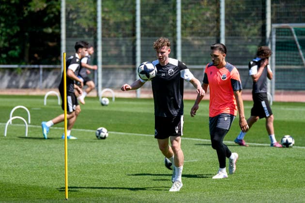 v.li.: Ken Gipson (SVS, 24), Arthur Lyska (Torwart, SVS, 1), Spieler vom SV Sandhausen (SVS) beim gemeinsamen Aufwärmen, gemeinsames Aufwärmprogramm, Warmlaufen, Training, Übungseinheit, Aktion, Action, 24.06.2026, Sandhausen (Deutschland), Fussball, Regionalliga Südwest, Trainingsauftakt beim SV Sandhausen *** From left xozx