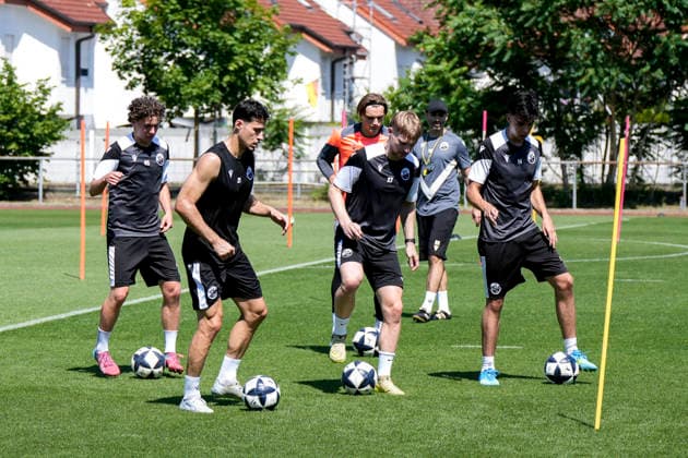 v.li.: Batu Jonathan Akgöz (SVS, 45), Lukas Mazagg (SVS, 21, Neuzugang), Noah Loos (Torwart, SVS, 40), Stefan Maderer (SVS, 27, Neuzugang), Benjamin Sachs (Co-Trainer, SVS), Luka Vukoja (SVS, 14), Spieler vom SV Sandhausen (SVS) beim gemeinsamen Aufwärmen, gemeinsames Aufwärmprogramm, Warmlaufen, Training, Übungseinheit, Aktion, Action, 24.06.2026, Sandhausen (Deutschland), Fussball, Regionalliga Südwest, Trainingsauftakt beim SV Sandhausen *** From left xozx